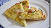 Smetanová pizza s brambory a slaninou