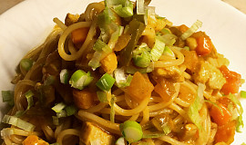 Špagety se zeleninou a kuřecím masem