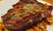 Steak z krkovice medium well na zelenině (Steak z krkovice medium well na zelenině)