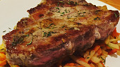 Steak z krkovice medium well na zelenině (Steak z krkovice medium well na zelenině)
