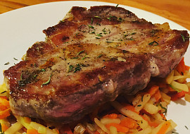 Steak z krkovice medium well na zelenině (Steak z krkovice medium well na zelenině)