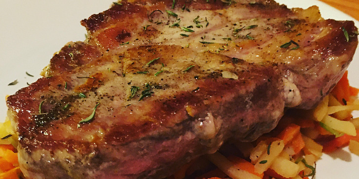 Steak z krkovice medium well na zelenině