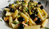 Těstoviny s lososem, kapary a olivami (Těstoviny s lososem, kapary a olivami)