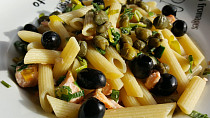 Těstoviny s lososem, kapary a olivami