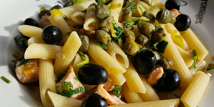 Těstoviny s lososem, kapary a olivami