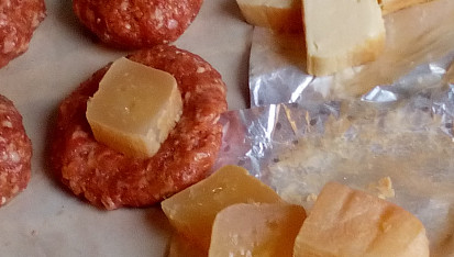 Tvarůžky a Romadur v mletém mase