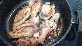 Vepřová kýta s tymiánem a jalovcem