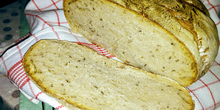 Chlebík chutná báječně samotný i namazaný, je vážně skvělý!