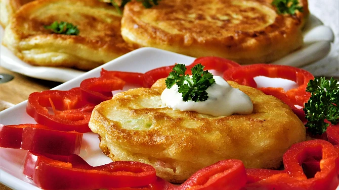 Bleskové kefírové smaženky s pórkem a slaninou