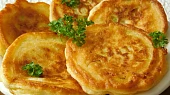 Bleskové kefírové smaženky s pórkem a slaninou