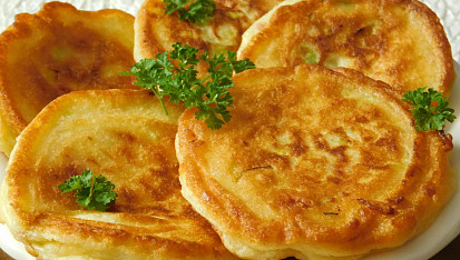 Bleskové kefírové smaženky s pórkem a slaninou