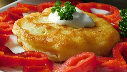 Bleskové kefírové smaženky s pórkem a slaninou