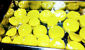 Bramborové topinky s dipem, Syrové brambory ve vymaštěném pekáčku - porce pro jednoho ze 4 malých brambor