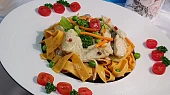 Chilli tagliatelle s kuřecím masem, v omáčce z kokosového mléka se zeleninou