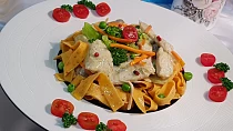 Chilli tagliatelle s kuřecím masem, v omáčce z kokosového mléka se zeleninou