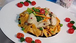 Chilli tagliatelle s kuřecím masem, v omáčce z kokosového mléka se zeleninou