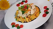 Chilli tagliatelle s kuřecím masem, v omáčce z kokosového mléka se zeleninou