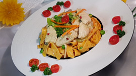 Chilli tagliatelle s kuřecím masem, v omáčce z kokosového mléka se zeleninou