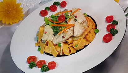 Chilli tagliatelle s kuřecím masem, v omáčce z kokosového mléka se zeleninou
