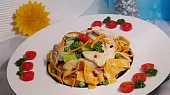 Chilli tagliatelle s kuřecím masem, v omáčce z kokosového mléka se zeleninou