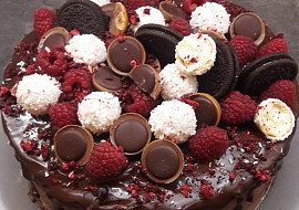 Čokoládový dort s malinami