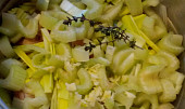 Dušená kuřecí stehna na řapíkatém celeru s pórkem