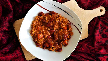 Jednoduché chilli con carne, Podáváme s chlebem.