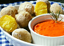 Kanárské brambory s červenou salsou
