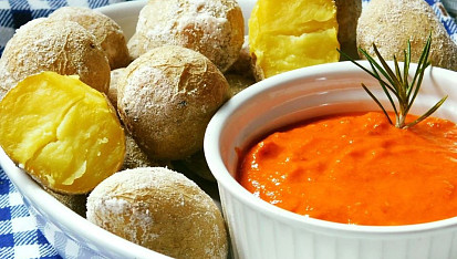 Kanárské brambory s červenou salsou
