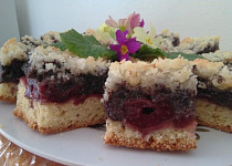 Makový koláč s třešněmi a drobenkou