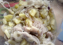 Matjesový salát s bramborami