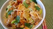 Pikantní Chow mein nudle s vepřovými nudličkami