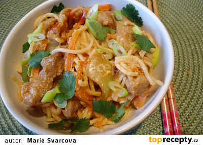 Pikantní Chow mein nudle s vepřovými nudličkami