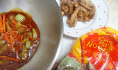 Pikantní Chow mein nudle s vepřovými nudličkami