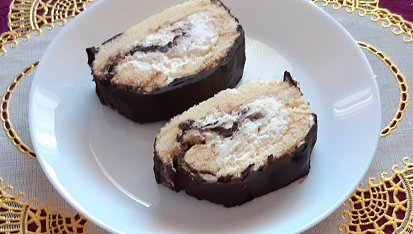 Piškotová roláda se šlehačkou a čokoládou