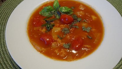 Polévka z pekingského zelí s rajčátky - aneb co dům dal