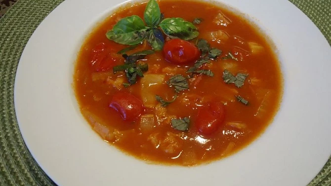 Polévka z pekingského zelí s rajčátky - aneb co dům dal