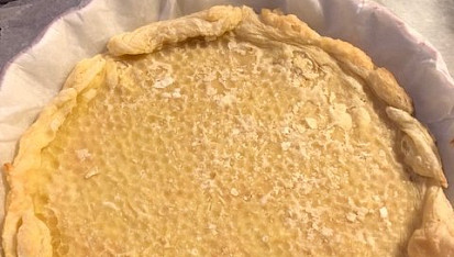 Pórkový quiche s kuřecím masem podle Eduarda, Upečené lis. těsto na které klademe směs.