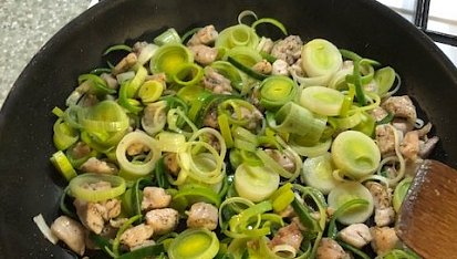 Pórkový quiche s kuřecím masem podle Eduarda, směs na pánvi.