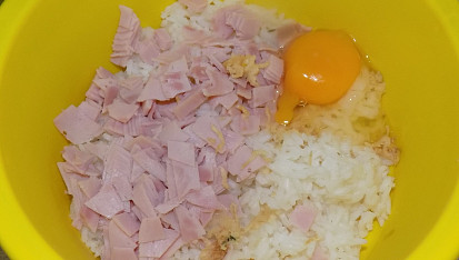 Rýžovo-šunkové kuličky v kadeřávku