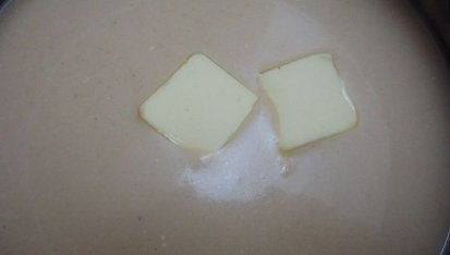 Šlehané masové kuličky s hořčicovou omáčkou