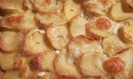 Smetanová pizza s brambory a slaninou
