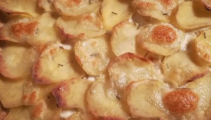 Smetanová pizza s brambory a slaninou