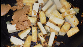 Tofu v arašídové omáčce