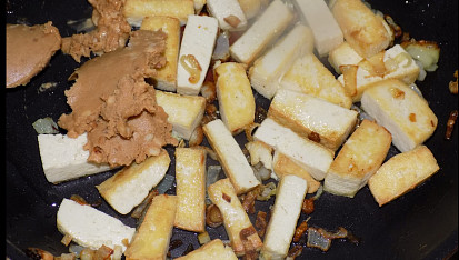 Tofu v arašídové omáčce