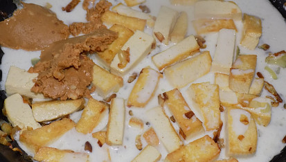 Tofu v arašídové omáčce
