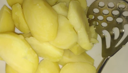 Babiččina bramborová paštika, Nestrouhala jsem, jen šťouchadlem na brambory rozmačkala.