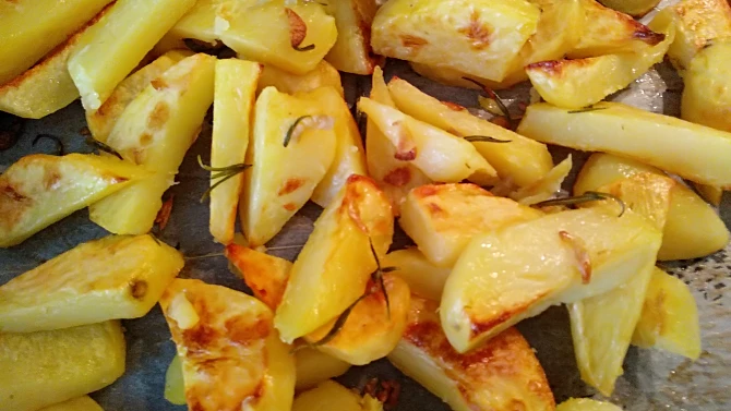 Brambůrky z trouby s rozmarýnem a česnekem