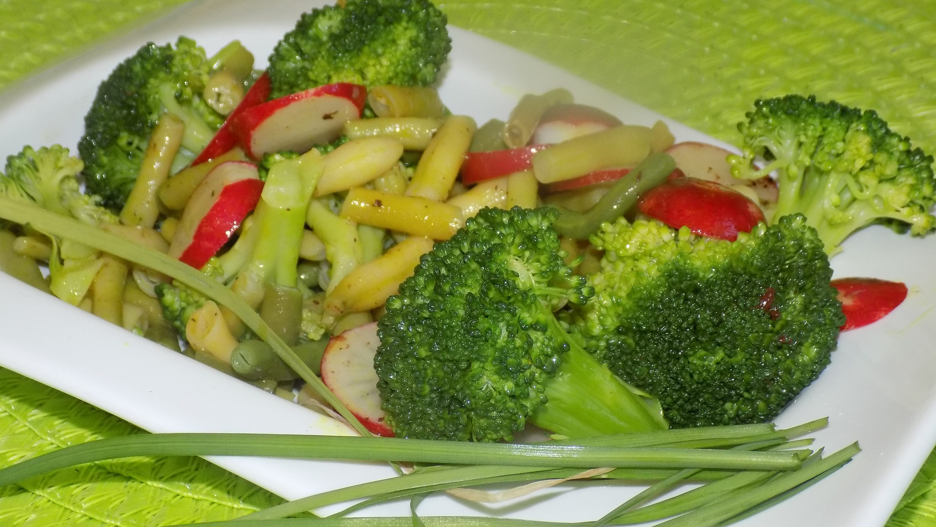 Brokolicovo-ředkvičkovo-fazolkový salát