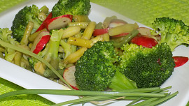 Brokolicovo-ředkvičkovo-fazolkový salát